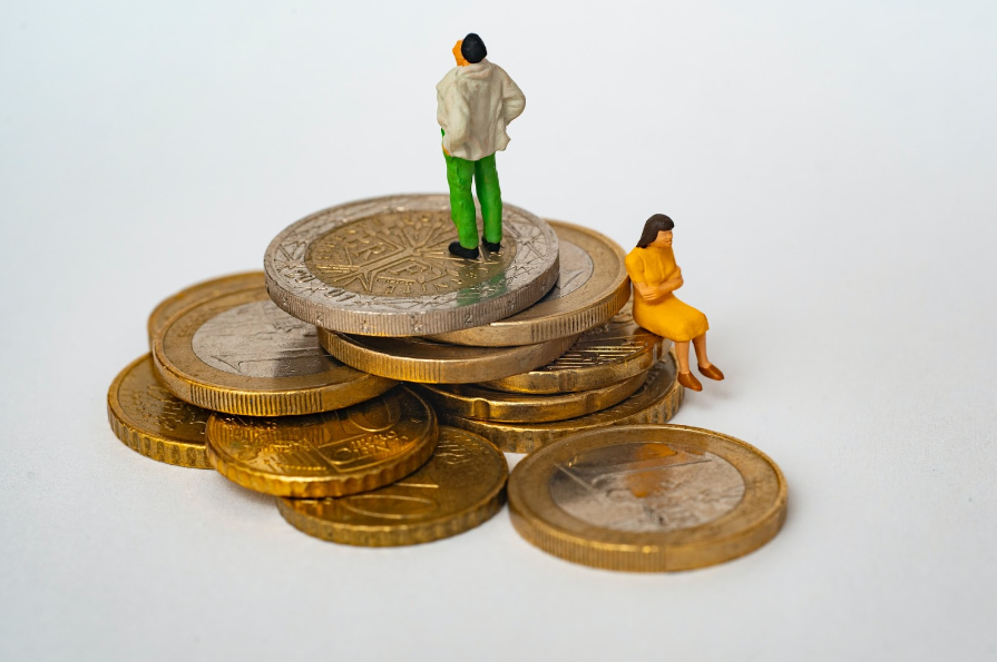 Mini couple standing on money. What can a de facto partner claim?
